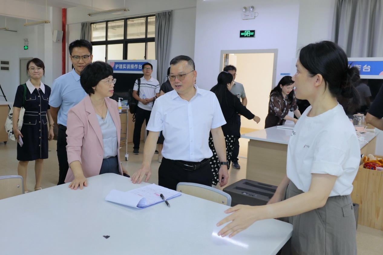 考察组参观实训中心