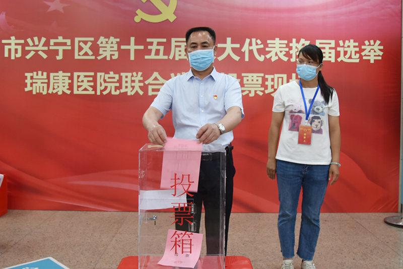 3选民投票.jpg