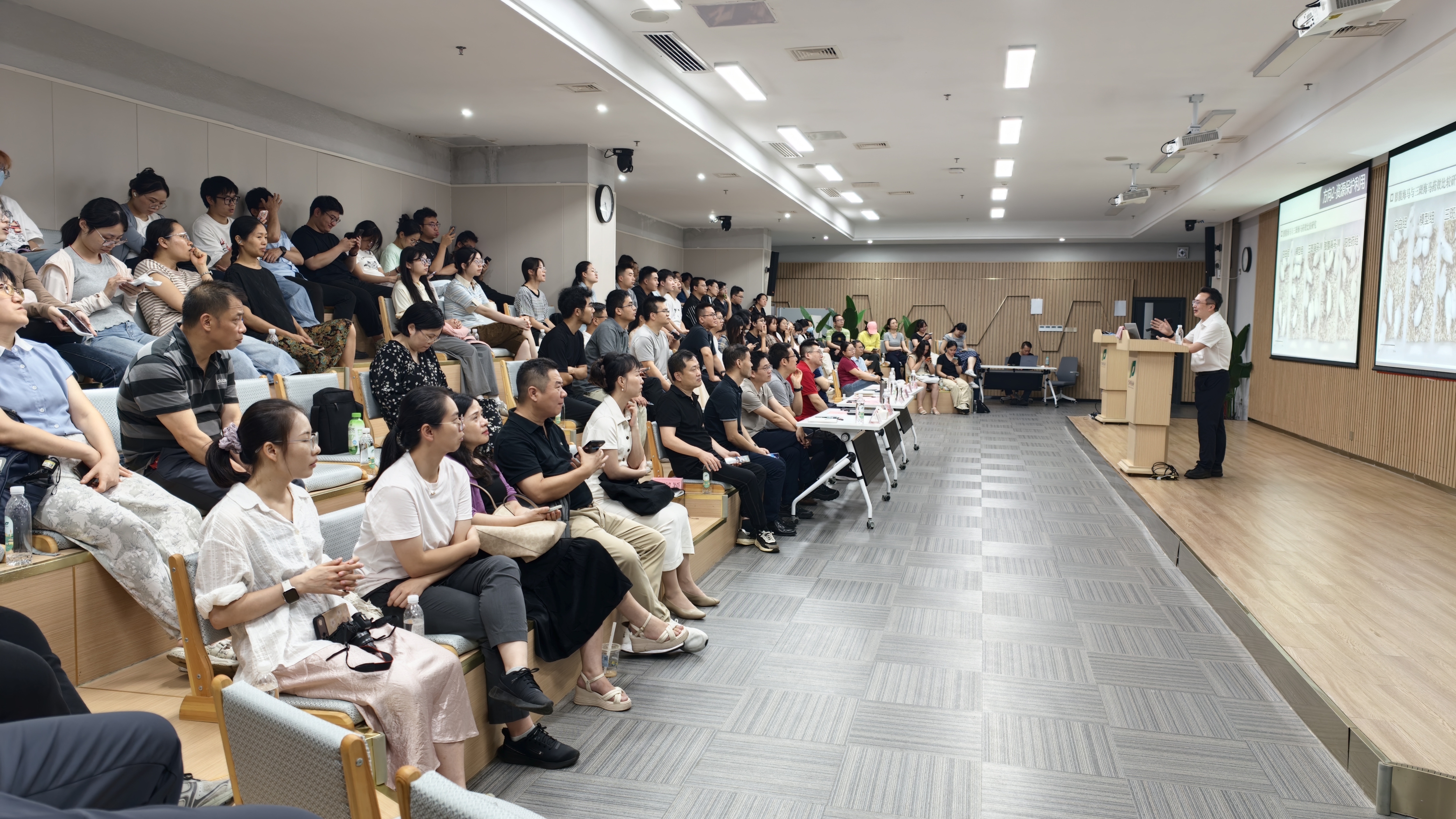 付先军教授作报告 付先军教授作报告