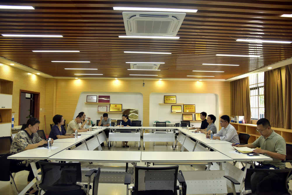 座谈会 座谈会