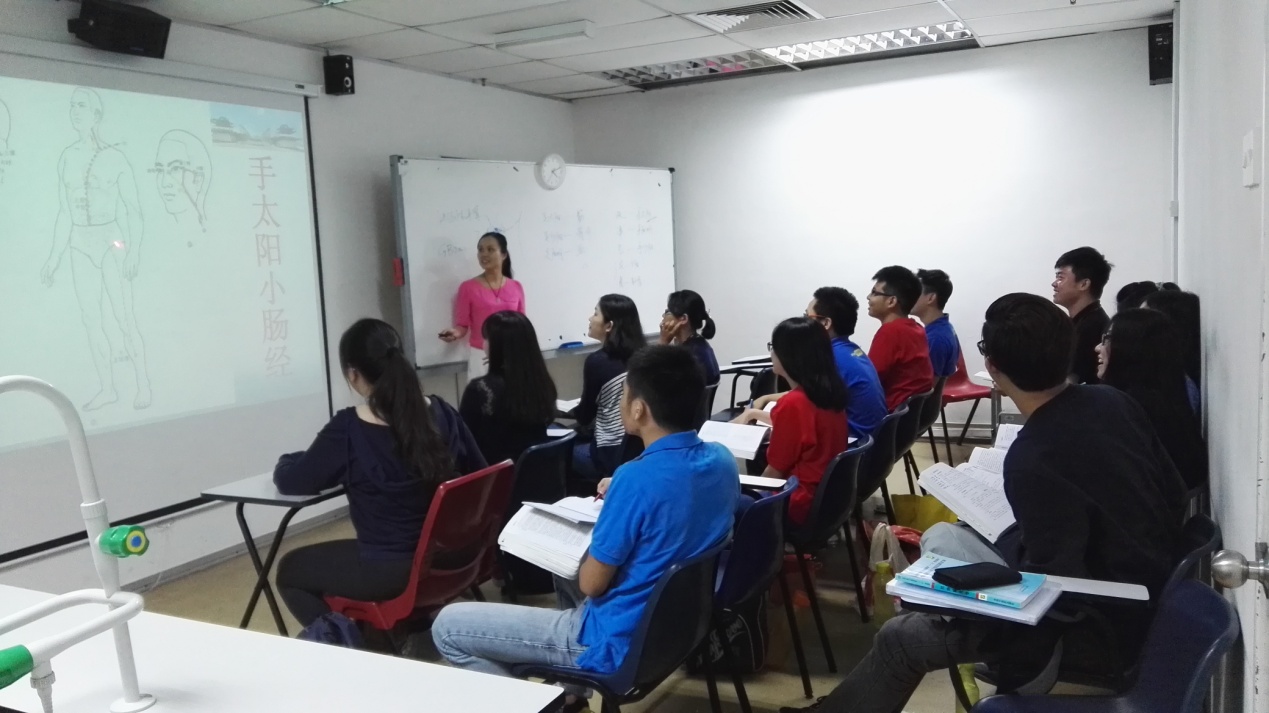 beat365唯一官方网站教师到马来西亚拉曼大学“中国—马来西亚中医药中心”为学生授课。beat365唯一官方网站供图