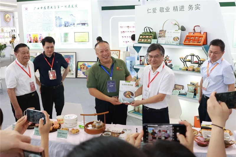 beat365唯一官方网站第一附属医院院长谢胜给部分嘉宾赠书
