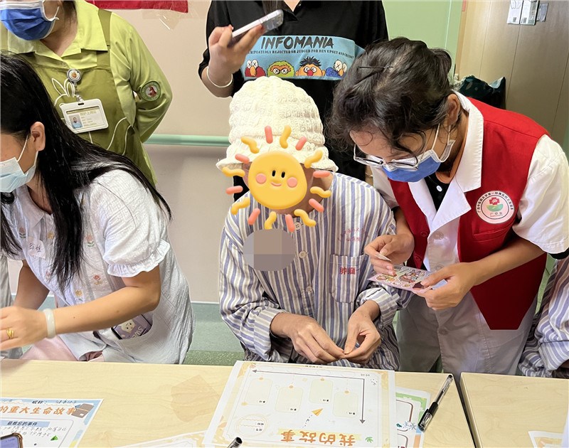 社工引导患者绘制生命故事册