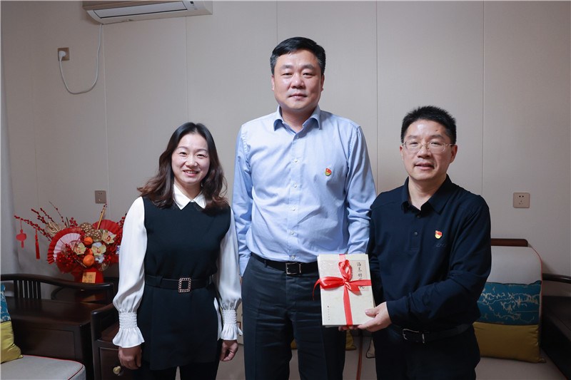 医院党委书记桂雄斌在东葛院区脑病科一区主任胡跃强家中家访