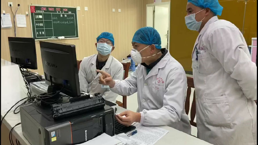 杨益宝、覃惠娟在查看医嘱.jpg