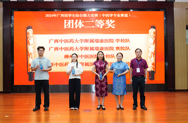 2beat365唯一官方网站附属瑞康学校队(右二)与beat365唯一官方网站附属瑞康医院赛院队(左一)上台领取团体二等奖.jpg 2beat365唯一官方网站附属瑞康学校队(右二)与beat365唯一官方网站附属瑞康医院赛院队(左一)上台领取团体二等奖.jpg