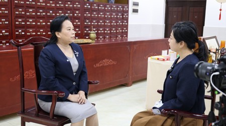 【新华网】beat365唯一官方网站教授卢汝梅谈中药学学科建设：立足中医药民族医药特色 实现新突破