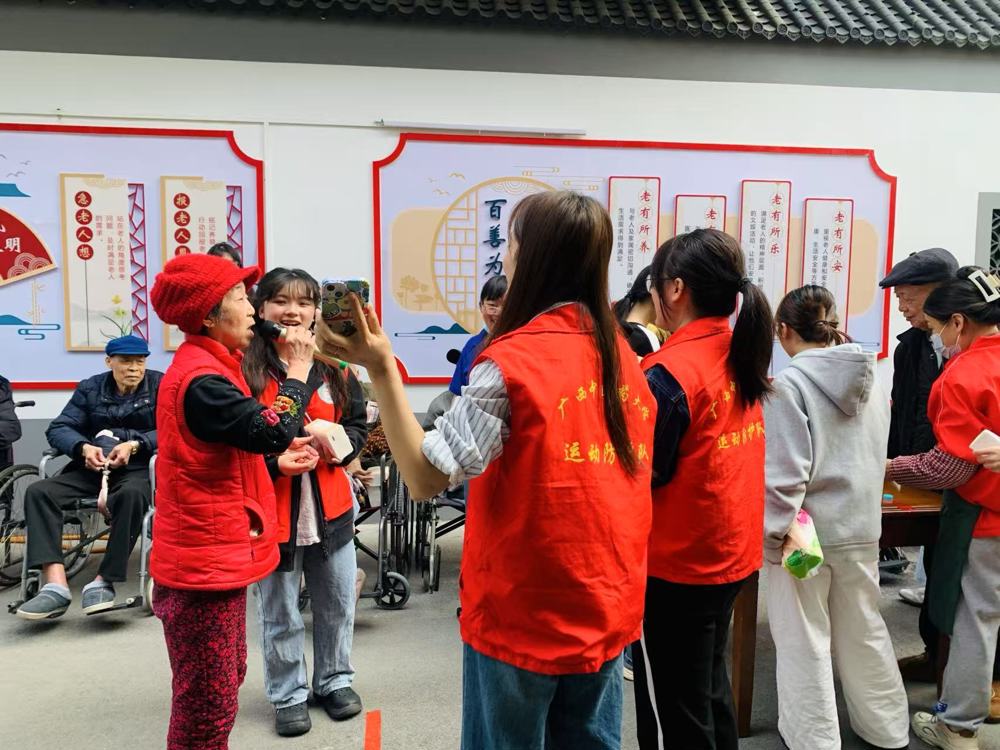 传唱红歌现场