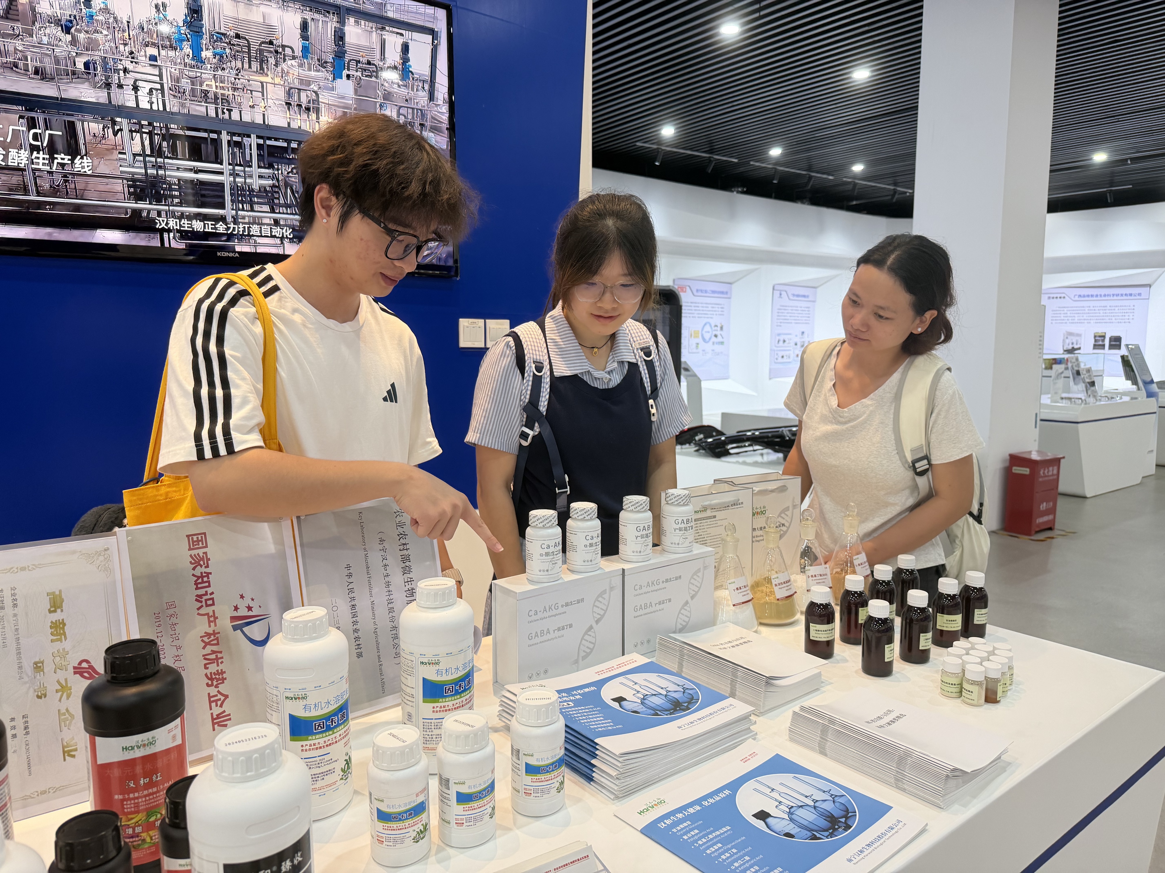 学生参观园区医药企业产品 学生参观园区医药企业产品